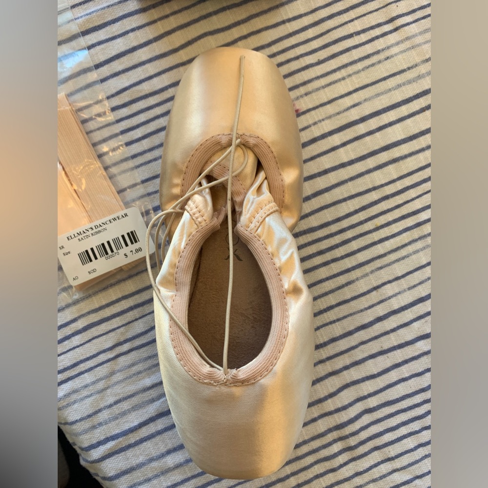 NIB Capezio Developpe Pointe shoes. They are M 1136W 6.5W #3 shank .50